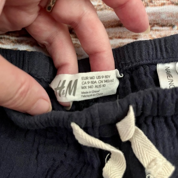 H&M organic crinkle gauze navy shorts - Picture 2 of 5